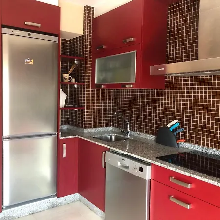 Chalet Con Jardin En Urbanizacion Con Piscina Cerca De
